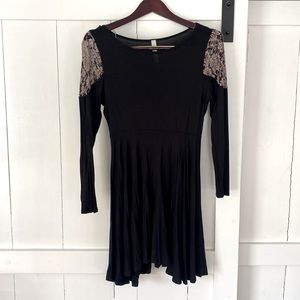 Black light weight boutique dress with lace shoulder detailing.
